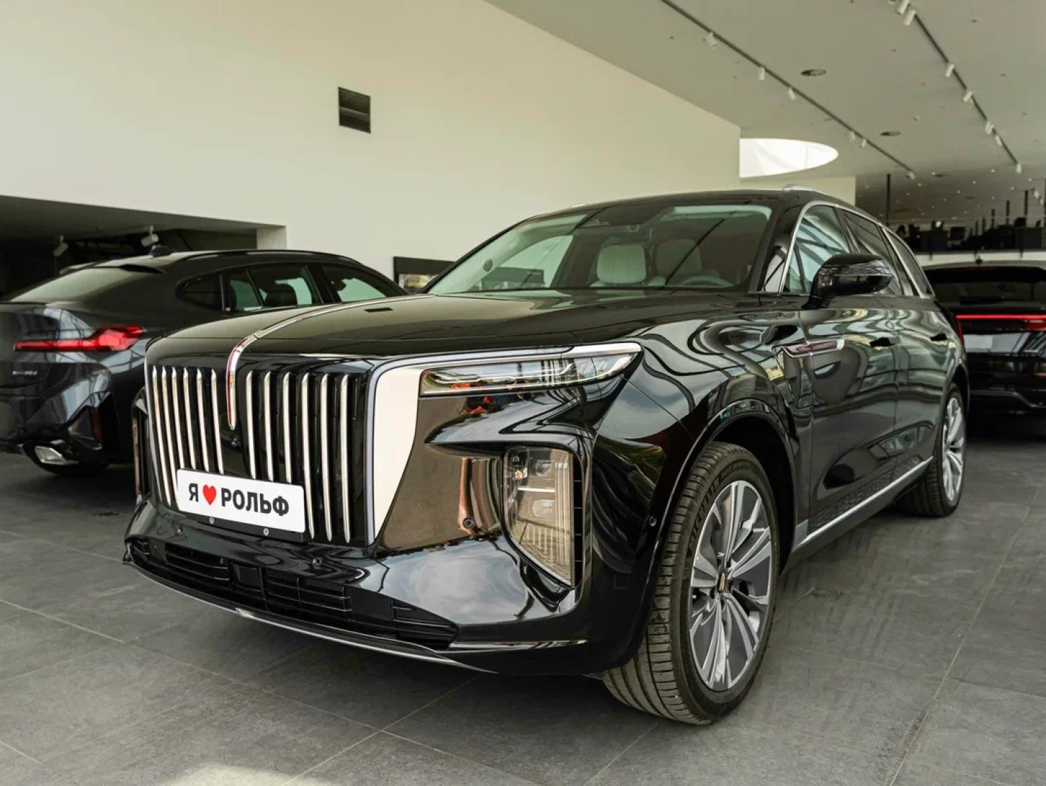 Hongqi E-HS9 в комплектации Executive 2022 года в Москве в наличии: цена 7  800 000 ₽ в автосалоне РОЛЬФ Ясенево Мультибренд — 121078