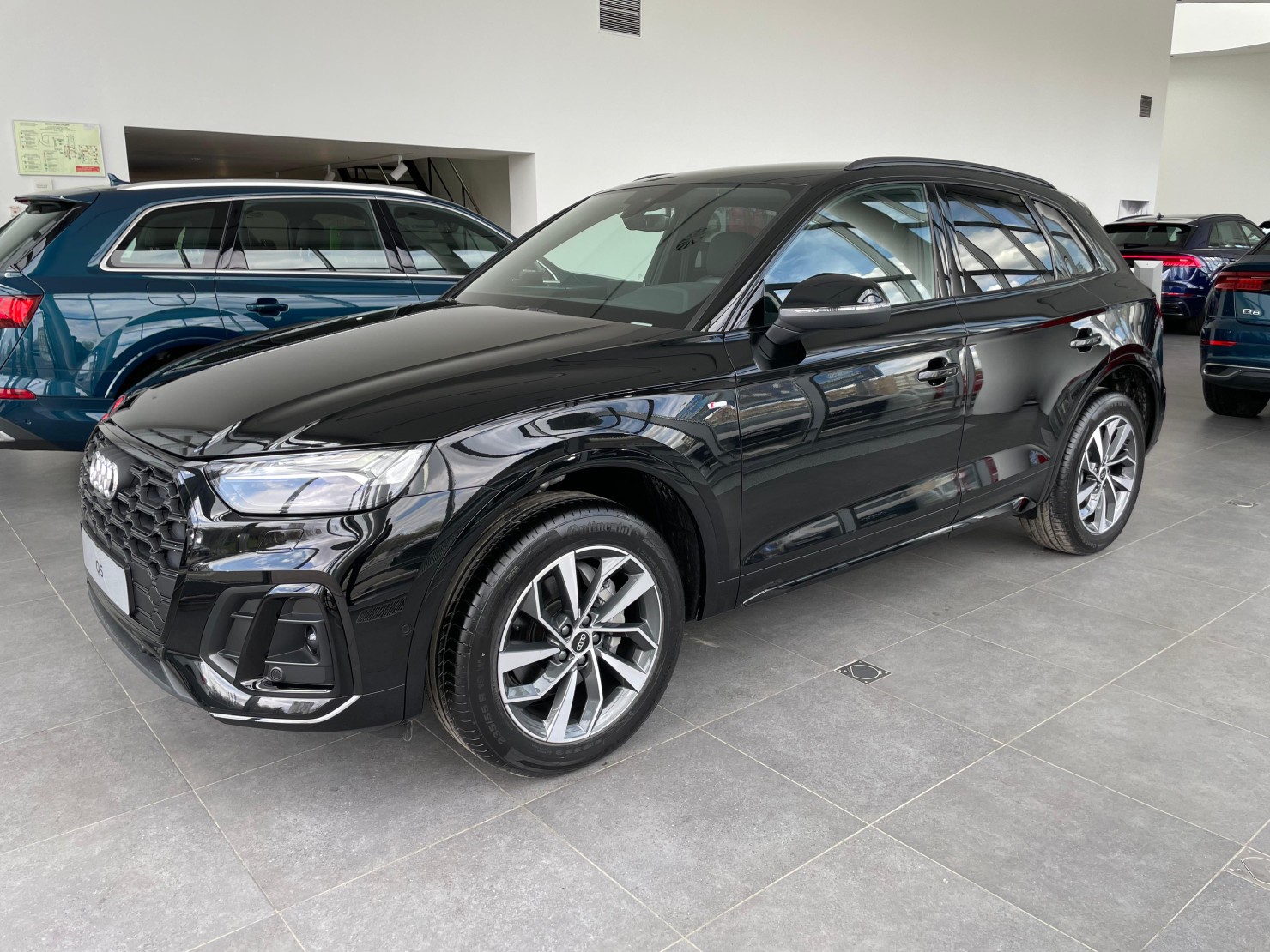 Audi Q5 в комплектации 45 TFSI quattro S tronic 2023 года в Москве в  наличии: цена 9 500 000 ₽ в автосалоне Ауди Центр Север — 129437