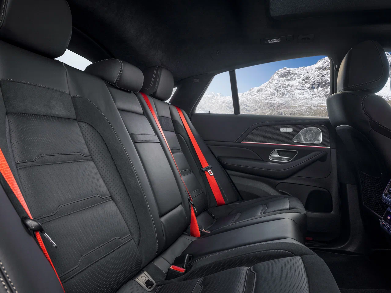 Спинки задних сидений складные