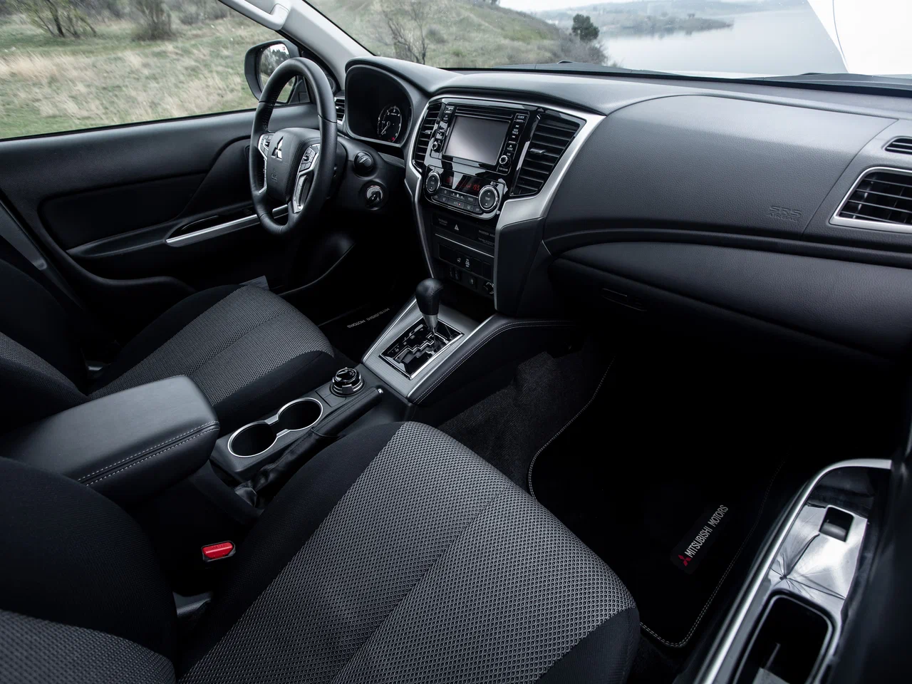 Мультимедиа система с ЖК-экраном