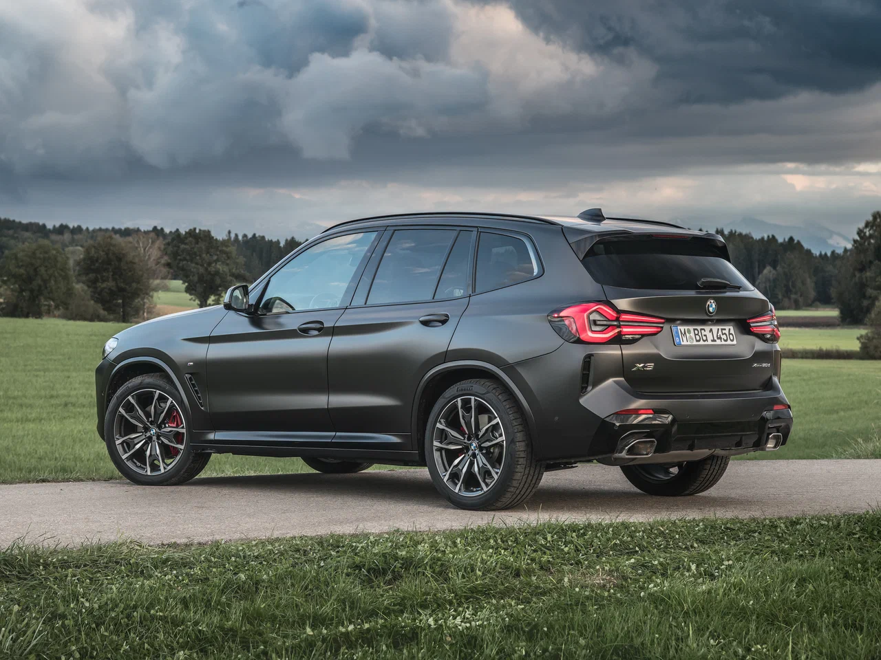 Дизайн задней части BMW X3 с полностью светодиодными фонарями