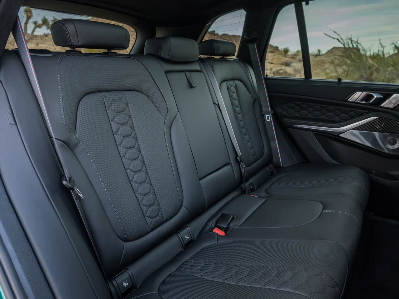 Многофункциональные сидения с обивкой из кожи