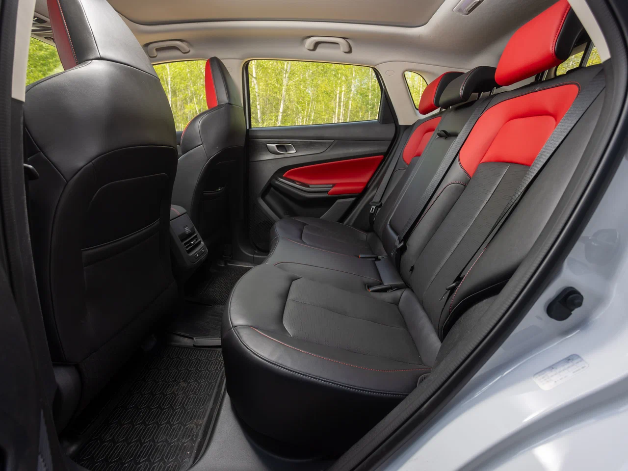 Обивка из качественной искусственной кожи