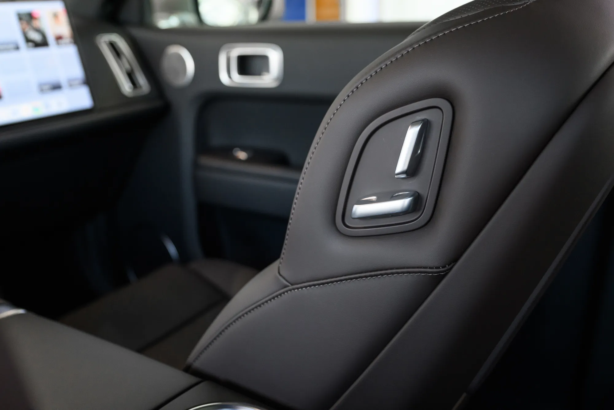 Полностью электрические сиденья во всех трех рядах