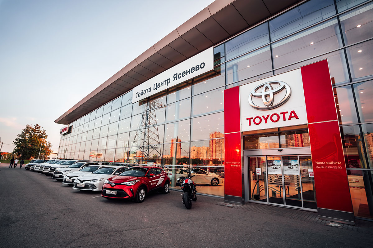 Автосалон Тойота: официальный дилер Toyota в Москве - комплектации и цены в  РОЛЬФ